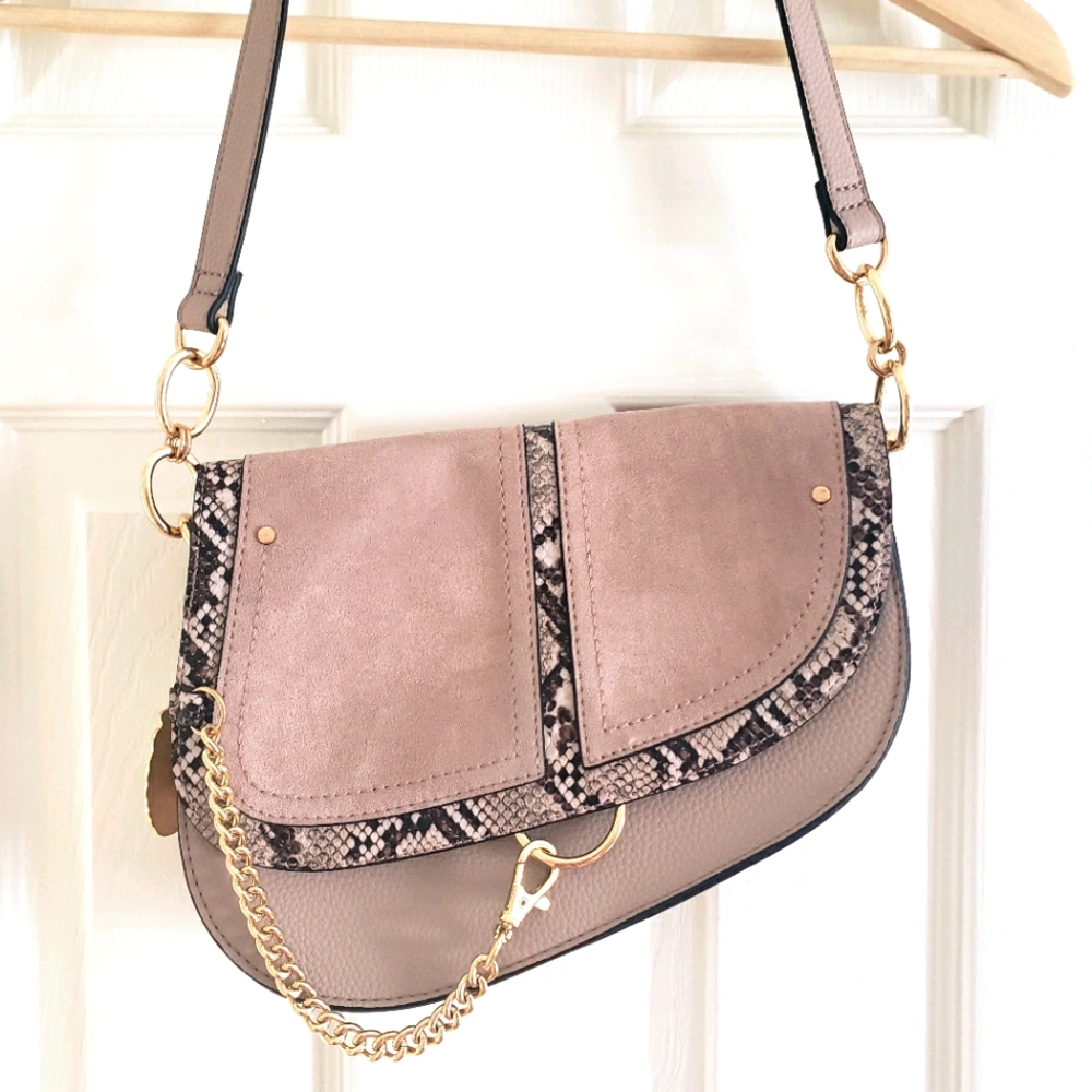 Saddle style shoulder bag